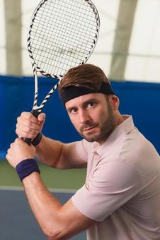 両手でラケットを振りかぶる男性プレイヤー 男性,外国人,テニスの写真素材
