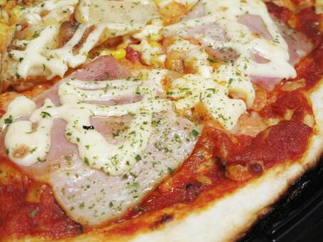 ピザ（ベーコンとコーンのトマトソース） ピザ,ピッツァ,ベーコンの写真素材