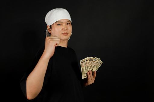 お金とガッツポーズの男性 お金とガッツポーズの男性の写真