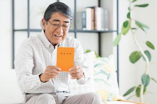 年金手帳を持つシニアの男性 年金,シニア,年金生活の写真素材