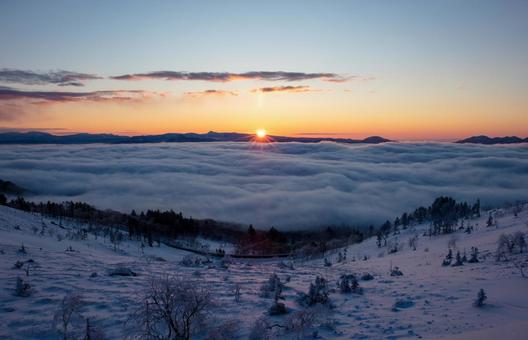 美幌峠から望む屈斜路湖の夜明け 美幌峠から望む屈斜路湖の夜明けの写真