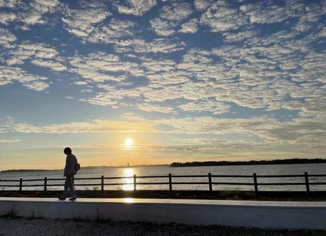 夕暮れ時の散歩 海,散歩,夕焼けの写真素材