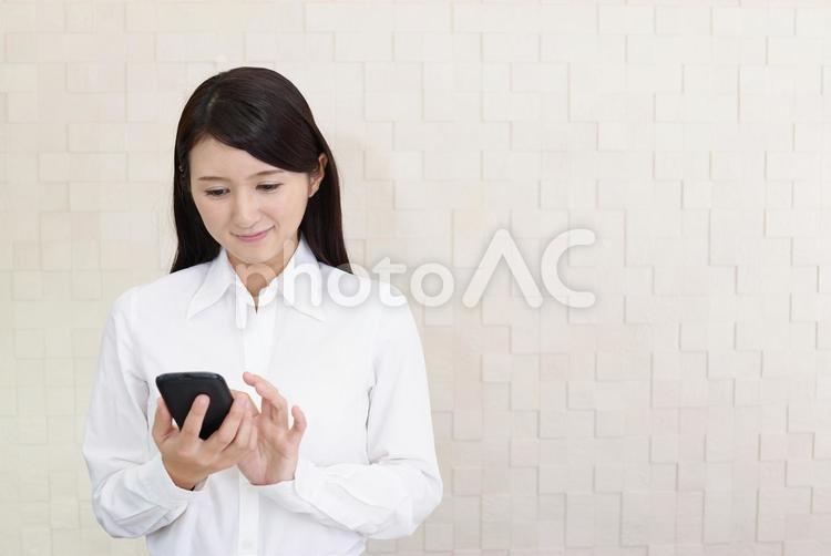 スマートフォンを操作する女性 女性,スマートフォン,女の写真素材
