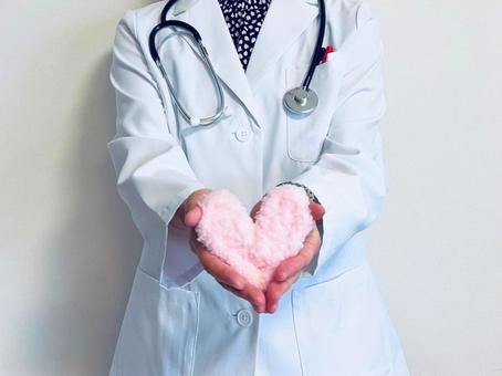 薄いピンクのハートを持つ女医 薄いピンクのハートを持つ女医 ハート,女医,医者の写真素材