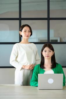 オフィスで仕事をする女性 オフィスで仕事をする女性の写真