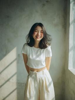 内面から輝くような笑顔が魅力的な女性 内面から輝くような笑顔が魅力的な女性の写真