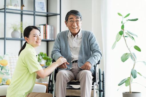 車椅子のシニアの男性と介護福祉士 車椅子のシニアの男性と介護福祉士 介護,車椅子,シニアの写真素材