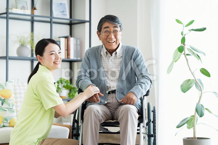 車椅子のシニアの男性と介護福祉士 介護,車椅子,シニアの写真素材