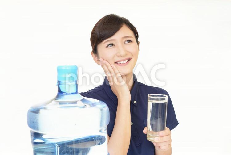 お水の入ったグラスを持つ女性 女性,女,笑顔の写真素材
