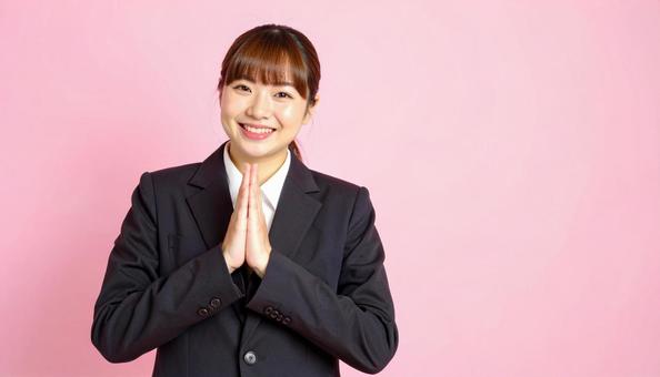 両手をあわせてお願いするビジネスウーマン 両手をあわせてお願いするビジネスウーマンの写真