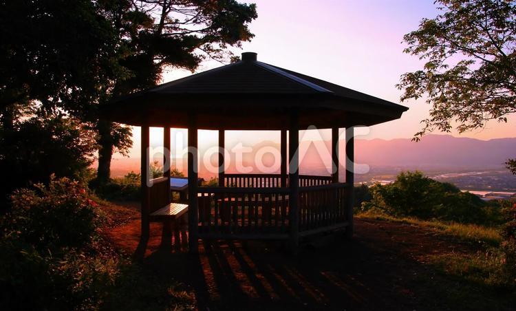 夕景/公園の東屋シルエット 夕景,東屋,休憩所の写真素材