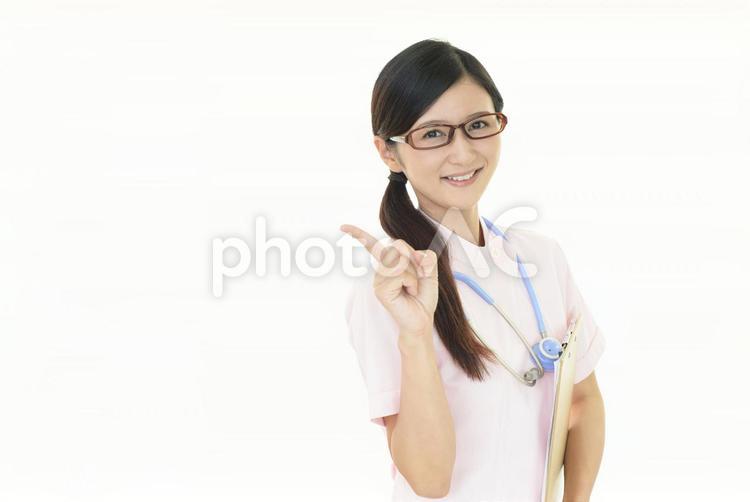 笑顔の看護師　案内 看護師,看護士,看護婦の写真素材