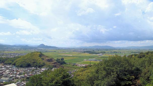 初秋の琵琶湖東岸三上山方面を望む 初秋の琵琶湖東岸三上山方面を望む 近江盆地,三上山,八幡山の写真素材