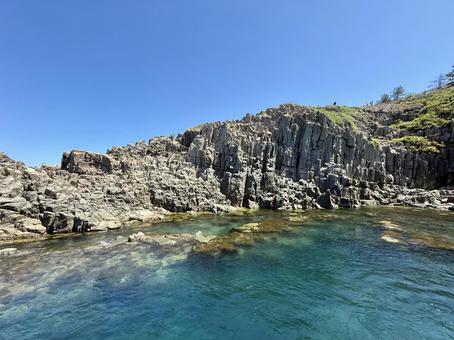 夏の福井県東尋坊の岩礁 夏の福井県東尋坊の岩礁 岸壁,石段,波打ち際の写真素材