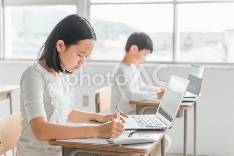 パソコンを使って勉強する日本人の子供 学校,教育,ict教育の写真素材