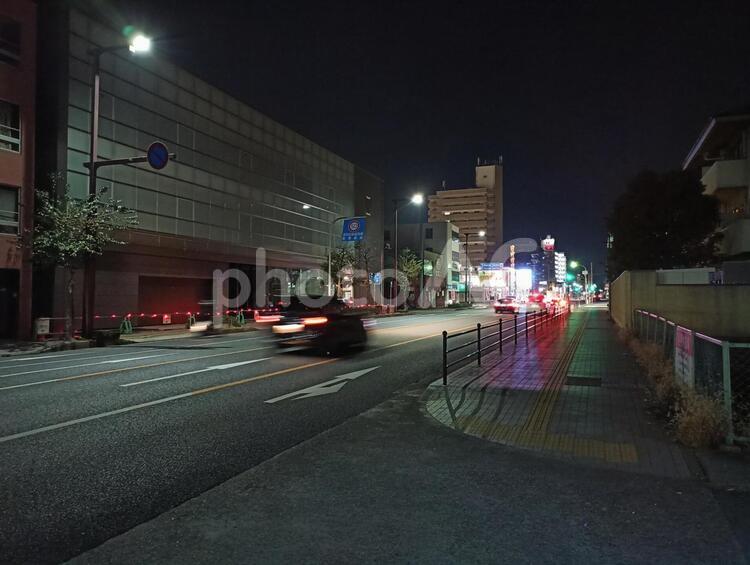 夜の街の道路 夜景,街,道路の写真素材