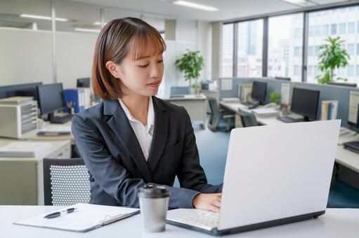 仕事をするビジネスウーマン オフィス,ビジネス,事務の写真素材