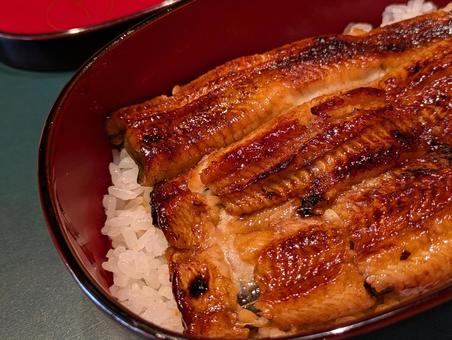 香ばしく焼き上げた美味しそうな鰻重 香ばしく焼き上げた美味しそうな鰻重の写真