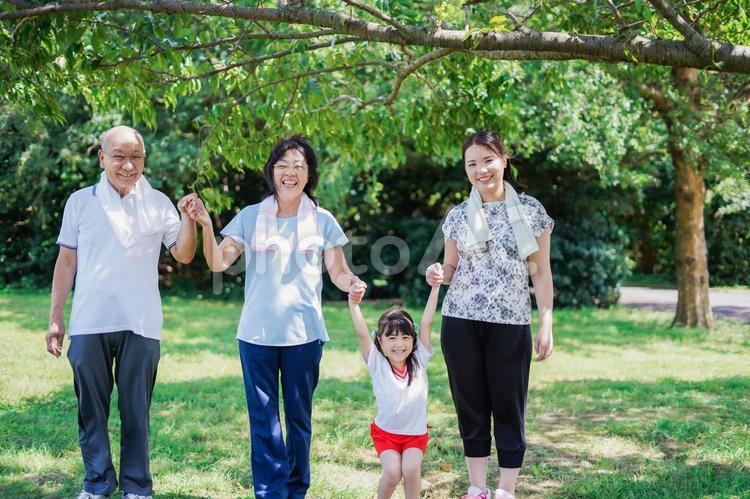 野外で楽しくランニングをする家族 幸せ,女の子,子どもの写真素材