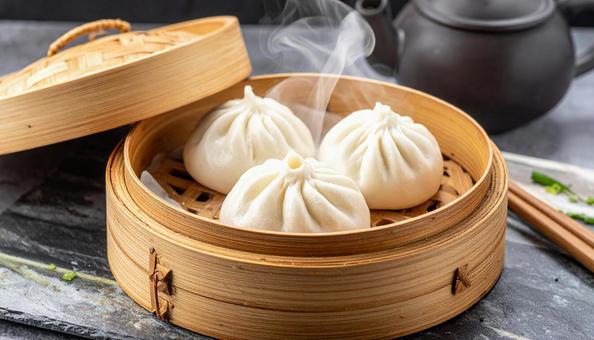 ほんわか湯気の立つ美味しそうな豚まんの写真