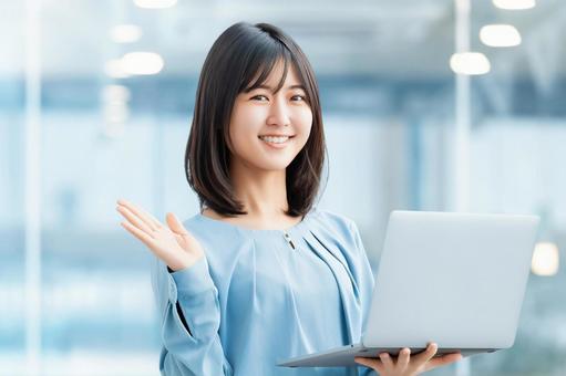 パソコンを持つ女性・ビジネスウーマン 女性,パソコン,笑顔の写真素材