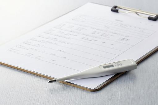 病院での問診票　受付　受診　体温計 問診票,受付,病院の写真素材