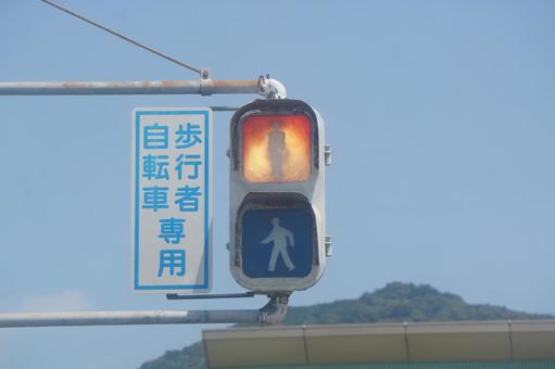 古い歩行者用信号機 古い歩行者用信号機,風景,交通の写真素材