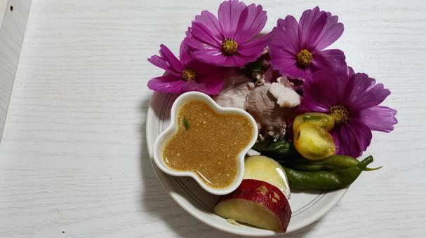 夕食にコスモスの花をトッピング コスモス,夕食,献立の写真素材