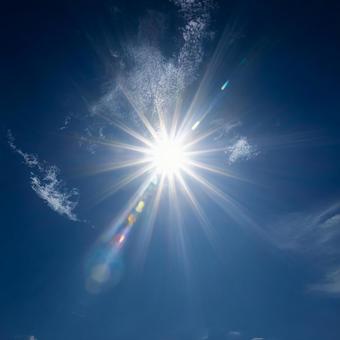 夏の青空と眩しい太陽 夏の青空と眩しい太陽の写真