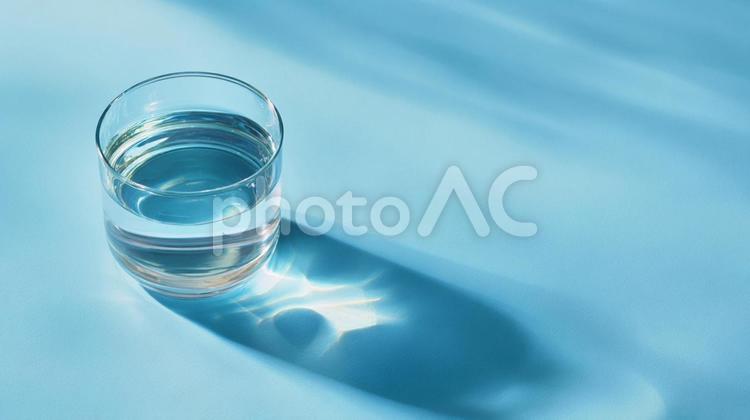 爽やかな青い空間に佇むクリアな水のグラス 水,グラス,透明の写真素材