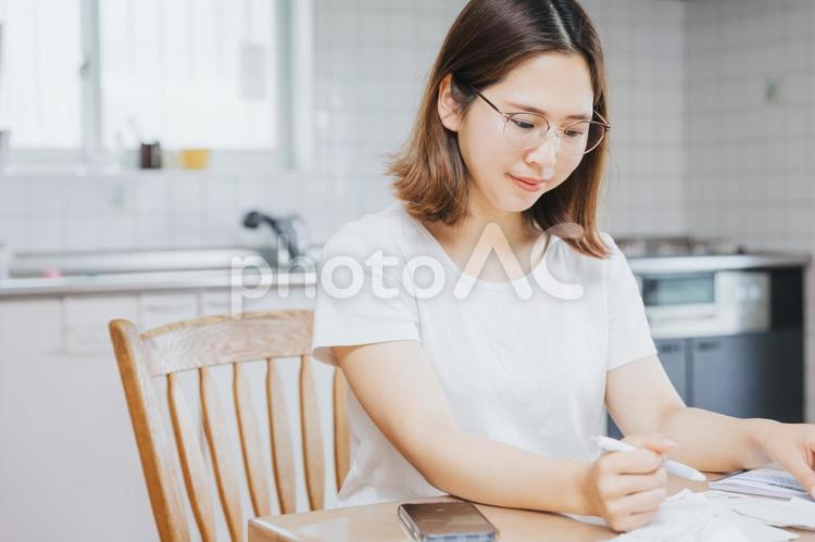 お金の管理する女性　money 経費,お金,計算の写真素材