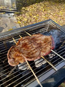 キャンプでステーキ③ キャンプ,オートキャンプ,秋の写真素材