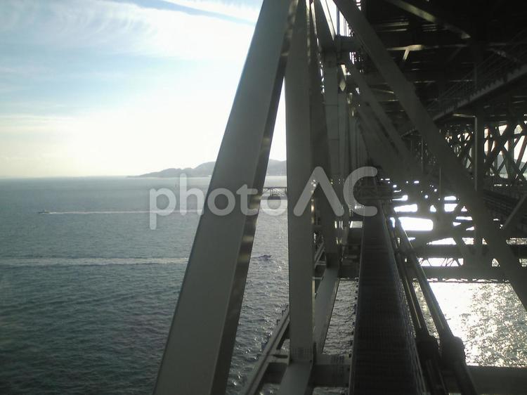 明石海峡大橋の中からの眺め 明石海峡大橋ブリッジワールド,海,明石海峡大橋の写真素材