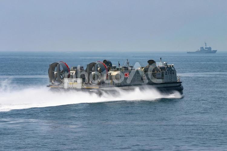 航行する海上自衛隊のホバークラフト 自衛隊,海上自衛隊,ミリタリーの写真素材