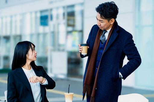 休憩中に知り合いに会ったビジネス系男女 休憩中に知り合いに会ったビジネス系男女 ビジネスウーマン,ビジネスマン,女性の写真素材