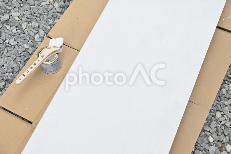 木の板を白色のペンキで塗る　4 ペンキ,塗る,塗装の写真素材