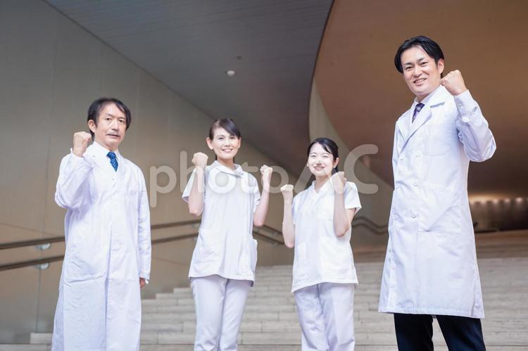 病院で働く医者と看護師（ガッツポーズ） 医者,看護師,病院の写真素材