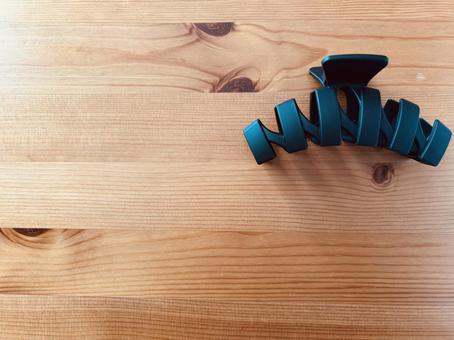 黒いヘアクリップ、木目の背景 ヘアクリップ,クリップ,ヘアアクセサリーの写真素材