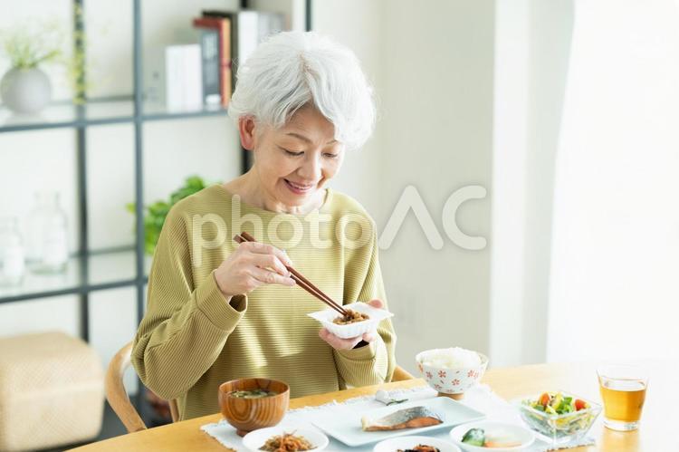 朝食で納豆を食べるシニアの女性 朝食,食事,納豆の写真素材