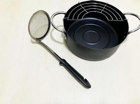 揚げ物用の天ぷら鍋 天ぷら鍋,鍋,揚げ物の写真素材