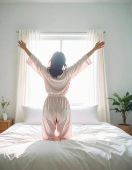 背伸びをする女性の写真