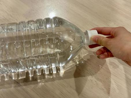 ペットボトルのキャップを開ける ペットボトルのキャップを開ける ペットボトル,ボトル,透明の写真素材