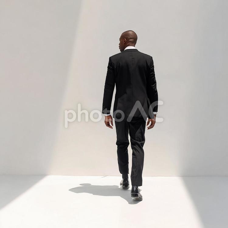 ビジネスシーンを演出する、スーツの後ろ姿 男性,スーツ,黒の写真素材