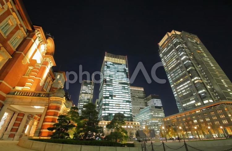 東京　丸の内の高層ビル群と東京駅の夜景 日本,東京,東京都の写真素材