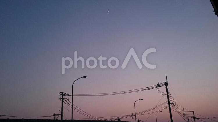 夕暮れ 上に三日月が小さく月  エネルギー,シルエットで映す,パワーの写真素材