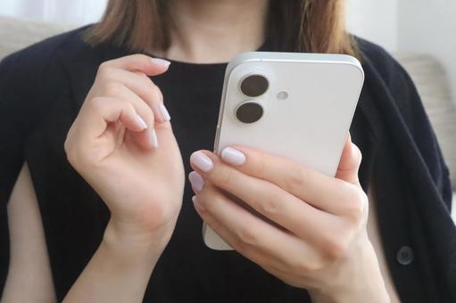 スマホを持つ女性 スマホを持つ女性 スマホ,手元,女性の写真素材