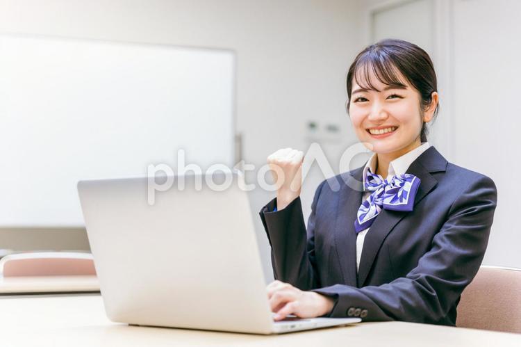 リボンスカーフをつけたビジネスウーマン パソコン,女性,オフィスの写真素材