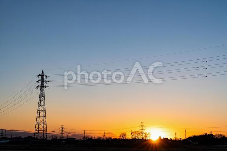 夕暮れの空と送電線 送電線,電線,電気の写真素材