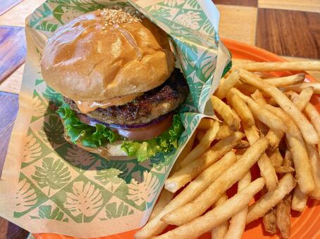 おいしそうなハンバーガーとポテト ボリューミー,ハンバーガー,ジャンキーの写真素材