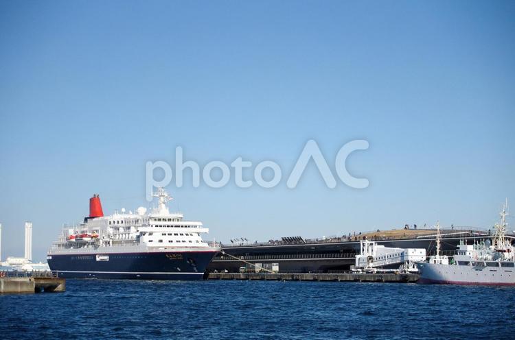 みなとみらいの海と船 船,風景,乗り物の写真素材
